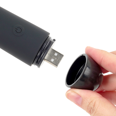 充電は本体下のフタを回して外し、直接USBポートに接続してください。約120分の充電で最大約50分の連続使用が可能です。充電中はランプが点滅し、満充電で点灯します。
