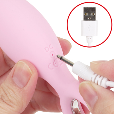 付属のUSB充電ケーブルをDCジャックに差し込んで充電を行ってください。約120分の充電で最大約60分の連続使用が可能です。
