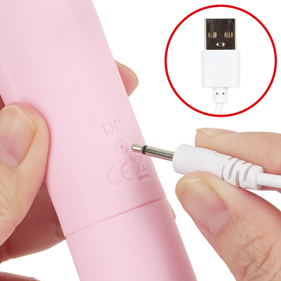 付属のUSB充電ケーブルをDCジャックに差し込んで充電を行ってください。約120分の充電で最大約60分の連続使用が可能です。