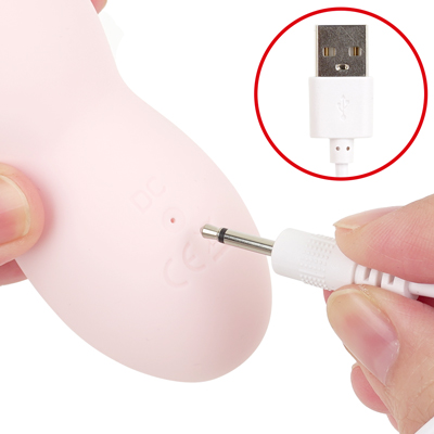 付属のUSB充電ケーブルをDCジャックに差し込んで充電を行ってください。約120分の充電で最大約70分の連続使用が可能です。