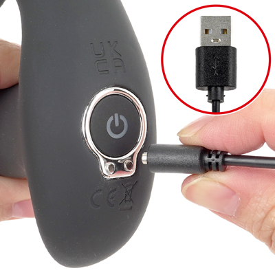 付属のUSB充電ケーブルを使ってランプが点滅するまで差し込んで充電を行ってください。充電完了でランプが点灯します。