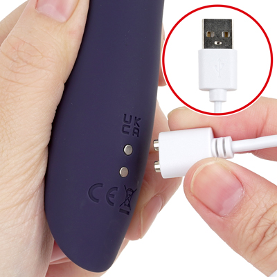 付属のUSB充電ケーブルを使ってランプが点滅するまで差し込んで充電を行ってください。充電完了でランプが点灯します。