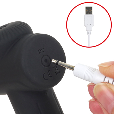 付属のUSB充電ケーブルを、ランプが点滅するまで差し込んで充電を行ってください。約80分の充電で最大約60分の連続使用が可能です。
