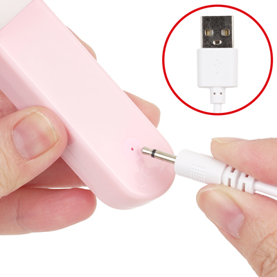 付属のUSB充電ケーブルを使ってライトが点滅するまで差し込んで充電を行ってください。約120分の充電で最大約60分の連続使用が可能です。
