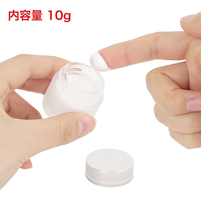 ラベルレスの容器にクリームがたっぷり詰まっています。これだけなら誰に見られても問題ないかと思います。