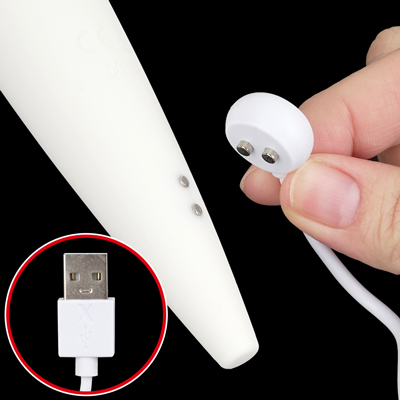 付属のマグネットUSBケーブルで充電してください。約160分の充電で最大約70分の連続使用が可能です。充電中はランプが点滅します。