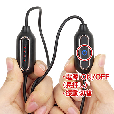 左右のクランプを繋ぐコードの途中に電源スイッチがあります。４つのLEDはバッテリー残量を表すランプです。