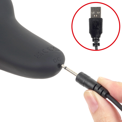 付属のUSB充電ケーブルを、ボタンが点滅するまで差し込んで充電を行ってください。