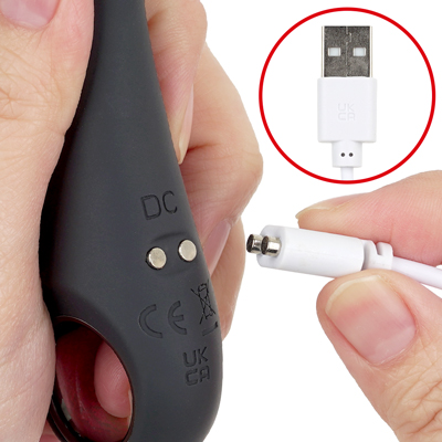 付属のUSBケーブルで充電してください。約90分の充電で最大約50分の連続使用が可能です。充電中はボタンが点滅し、満充電で点灯します。