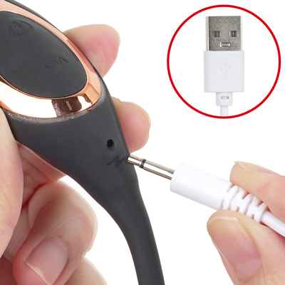 付属のUSB充電ケーブルを使って、ボタンが点滅するまで差し込んで充電を行ってください。