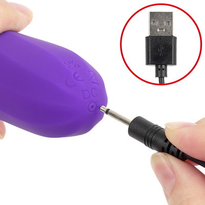 付属の充電ケーブルのピン先を本体底の小穴に差しこみ、もう一方はスマホ充電器やPCなどのUSB口(Type-Ａ)に差し込むと充電を開始します。約90分の充電で最大約60分の連続使用が可能です。充電中は電源スイッチが点滅、満電になると点灯に変わります。