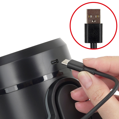 付属のUSBケーブルで充電してください。約２～３時間の充電で最大約１時間の連続使用が可能です。