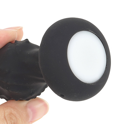 LEDが埋め込まれているせいか、底部パーツは大きめ。ストッパーとしては頼もしいですが、入れっぱなしだとジャマかも。