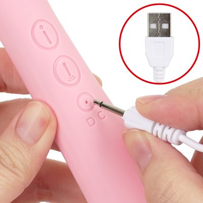 付属のUSBケーブルで充電してください。約120分の充電で最大約120分の連続使用が可能です。充電中はランプが点滅し、満充電で点灯します。