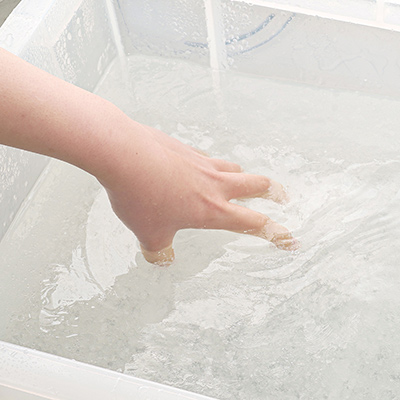 すぐさまお湯全体を混ぜ合わせます。バスローションはこの工程でもたつくとダマになりやすいので、急ぎましょう。