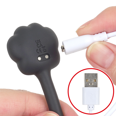 付属のマグネット式USB充電ケーブルを本体のマグネット部分につけて充電を行ってください。充電中はボタンが点滅します。約60分の充電で最大約40分の連続使用が可能です。