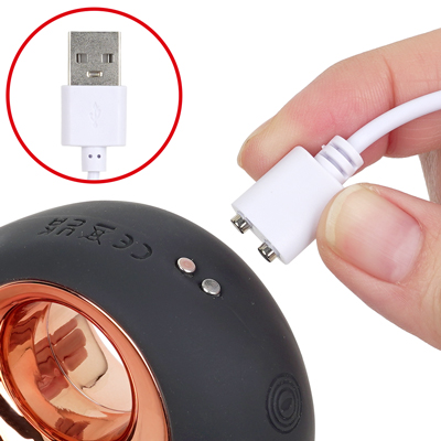 付属のマグネット式USB充電ケーブルを本体のマグネット部分につけて充電を行ってください。約110分の充電で最大約75分の連続使用が可能です。