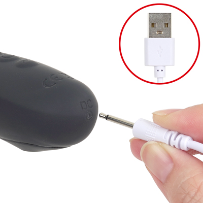 付属のUSB充電ケーブルをDCジャックに差し込んで充電を行ってください。約110分の充電で最大約65分の連続使用が可能です。