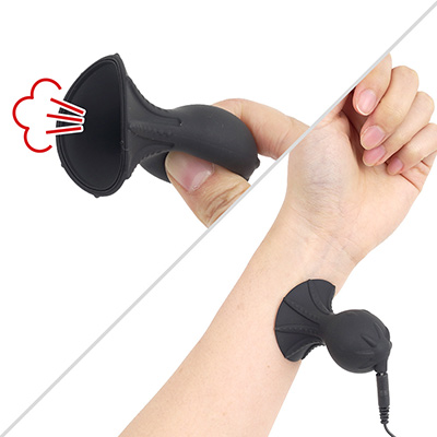 乳首用ポンプではよくある仕様のアタッチメント。空気を出してから押し当てると、こんな風にキュッと吸い付きます。