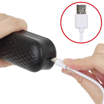 付属のUSBケーブルで充電してください。約120分の充電で最大約40分の連続使用が可能です。