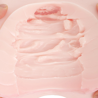 膣内を開いてみると、上下に大きめのイボが規則性なく配置されていました。ヒダもありますが、こっちはアクセントに近いですね。