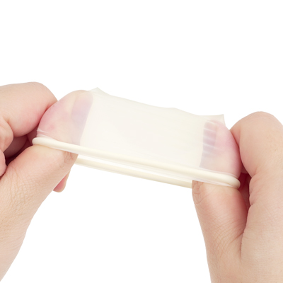 薄くて丈夫。どんなサイズにもフィットする驚きの伸縮性。素材には、優れた弾力を持つ天然ゴムラテックスを使用しています。薄さと丈夫さを兼ね備えた柔らかい素材が、グーッと伸びて様々なサイズや形のおもちゃにぴったりフィット。装着してもおもちゃ本来のフォルムを損なわず、快適な使用感を実現します。　※本製品は「おもちゃ専用カバー」です。避妊具（コンドーム）ではありません。