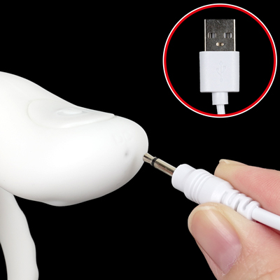 付属のUSBケーブルで充電してください。約60分の充電で最大約80分の連続使用が可能です。充電中はランプが点滅し、満充電で点灯します。