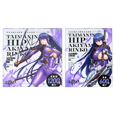 LiLiTH×ハトプラのコラボによる、秋山凜子のコスチューム姿を再現。圧倒的なボリュームの「XL」と、扱いやすい「ハンディサイズ」の２種から、好みに合わせてお選びいただけます。