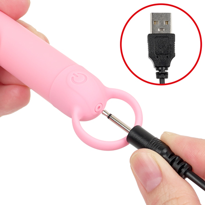 専用のUSBケーブルを使用した充電式です。持ち手部分の「輪っか」の付け根に充電口があり、充電中はランプが点滅します。