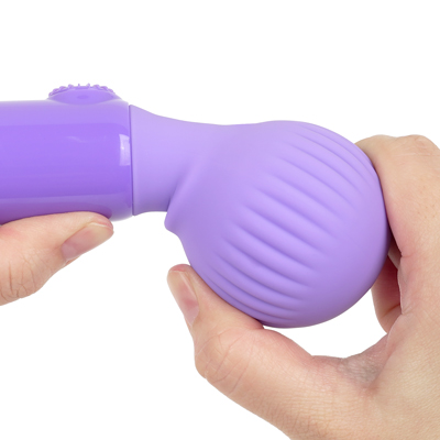 お肌に優しい高品質なシリコン素材を採用。なめらかな肌触りで摩擦が少なく、デリケートな部位にも安心して使用できる質感です。ネック部分は曲がる「フレキシブル仕様」ですが、比較的しっかりとした硬めの質感。押し当てる力を逃さず、ダイレクトに振動を伝える構造です。