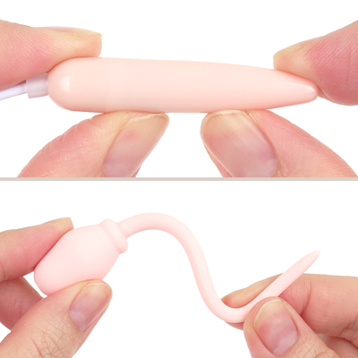 ローター本体は、滑らかな滑りとダイレクトな振動を伝えるツルッとした硬質素材。対して「こちょスティック」には、柔軟で肌当たりの良い高品質シリコンを採用しています。この異なる２つの質感が、デリケートな部分へ多角的な快感を与えます。