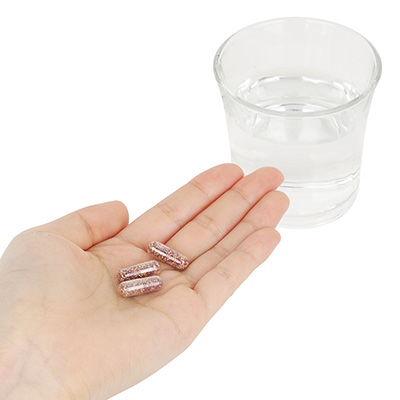 １日３粒を目安に、水またはぬるま湯と一緒にお召し上がりください。３粒あたりのエネルギーは1.08kcalです。