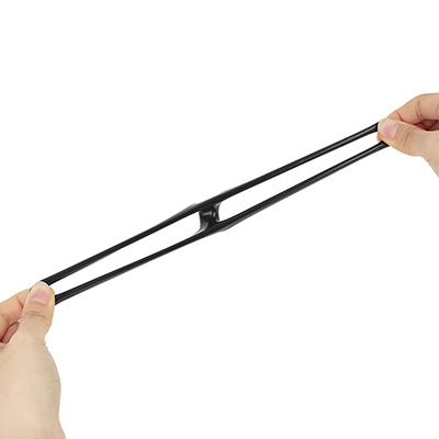 柔らかなPVC素材です。ややベタ付く表面はホコリも付着しやすいので、装着時は毛絡みに気を付けましょう。