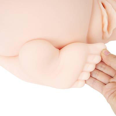 足のサイズは実測11.5cmと子供並みですが、これがあることで雰囲気が全然変わりますよね。プレイ時の没入感にも大きく貢献します。