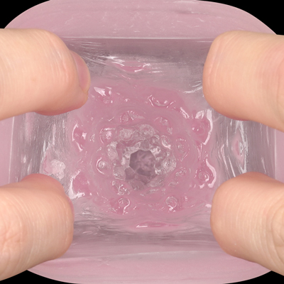 【締め付け突起ループ】　幾何学的なカッティングを施した特殊な突起が並ぶ内部造形です。内部には幾何学突起と３段締めのギミックがびっしりと控えています。挿入するにつれて密着と圧が段階的に高まり、最奥の複雑構造が先端を包み込む、計算し尽くされた快感を入口から予感させます。