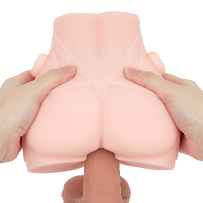 【XL】　大迫力のXLサイズならではの圧倒的な質量を活かし、お尻を両手でガッツリと掴みながら、バックの体勢でストロークを楽しむのがおすすめです。ピストンするたびに肉厚な壁面から強烈な圧迫感が加わり、包み込まれるような極上の臨場感とダイナミックな衝撃を味わえます。