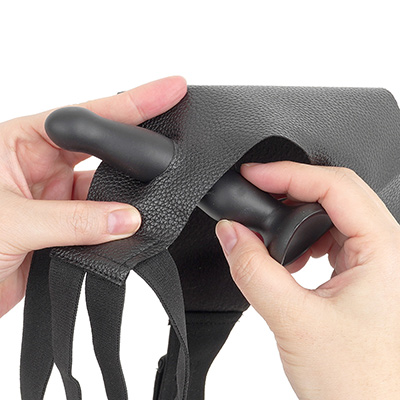 【装着手順１】まずは専用ディルドをハーネスの穴に通します。装着時に上向きになるよう意識しましょう。