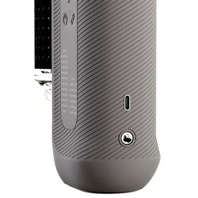 電源接続でも充電でも駆動可能。通常版は2000mAhのバッテリーを搭載し、USB-Ｃによる15Ｗ充電で完全ワイヤレス化を実現。（※プロモデルは3200mAh・30Ｗ充電）一目でわかるスマートな操作性が特徴で、速度、モード、バッテリー残量を明瞭に表示します。　※商品本体にPD充電器は含まれておりません。高速充電ケーブルのみが同梱されています。駆動には65W以上のPD充電器が別途必要になります。