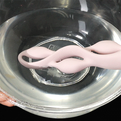水面に生じる波紋で振動特性をチェック。１、２個目のローターがそれぞれ違うタイミングで動いているのがわかります。