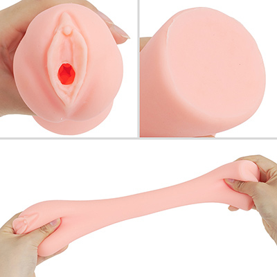 女性器を模した挿入口ですが、興奮度は低め。ハード仕様だけあって、硬くて反発感の強い素材に仕上がっています。
