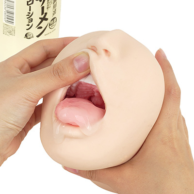 おクチの中にドバッと出してゴックンしてもらうのも、多くの男性が憧れるプレイ。本作なら実際に飲まないまでも、クチの中で広がるザーメンのエロいビジュアルを再現できます。