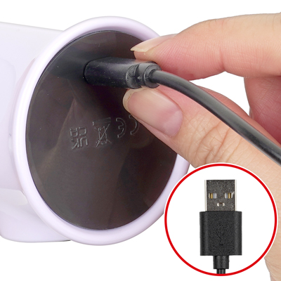 底面からスマートに接続できる、便利なUSBケーブル充電方式を採用しています。約75分の充電で最大約60分の連続稼働が可能なスタミナ仕様になっており、充電中はライトが点灯し、満充電になると自動で消灯するため一目で充電状態が把握できる親切設計です。