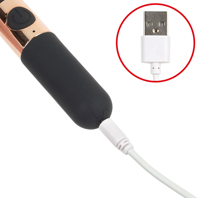本体下部に同梱の専用USBケーブルを差し込むだけで、どこでも手軽に充電が行える便利なバッテリー仕様です。約２時間のフル充電で最大約60分のコードレスプレイを楽しむことができ、電池交換の手間がなくいつでもベストなパワーを維持できる経済的な設計になっています。