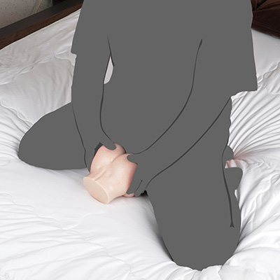 正直、このサイズだと腰振りプレイはしにくいです。据え置きならテーブルに置くのがベターで、一番ラクなのが両手持ちですね。