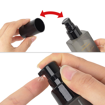 黒キャップは引っ張るだけで脱着できます。ノズルはプッシュ式を採用し、１回に使うのは大体２～３プッシュ分。