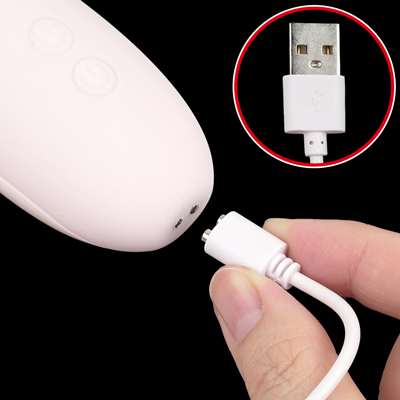 本体の底面にある端子に付属のマグネット式USB充電ケーブルを接続し、手軽に繰り返し給電することができます。約1.5時間の充電で、約30分間の稼働を３回、合計で約90分間たっぷりと使用できるバッテリー性能です。