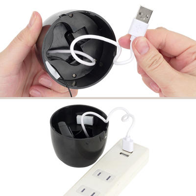 キャップ内から充電ケーブルを取り出し、充電してください。およそ120分の充電で、60分の使用目安となっています。
