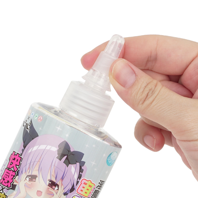 ボトルの先端はノズルキャップが採用されており、指先で回して簡単に開閉できる仕組みになっています。