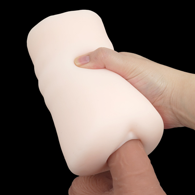 内部の空気を抜くように押し込んで使用することで、強烈なバキューム効果と密着感を同時に堪能できます。その日の気分や好みのシ コリ角度に合わせて、自由なスタイルでじっくりと時間をかけたプレイに対応します。