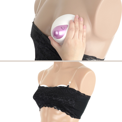 乳首舐めマシンの「U.F.O.シリーズ」などの各種乳首グッズを固定するためのサポーターとしても非常に優秀です。付属のクリアストラップを装着して使用することで、グッズの気になるズレや落下を防ぎホールドしてくれます。なお、厚みのあるグッズを挟み込むため、こちらの装着例ではLLサイズを着用しています。